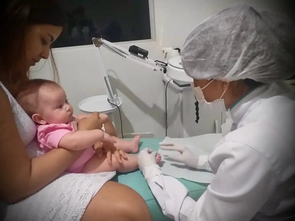 Atendimento podológico infantil acompanhado por responsável
